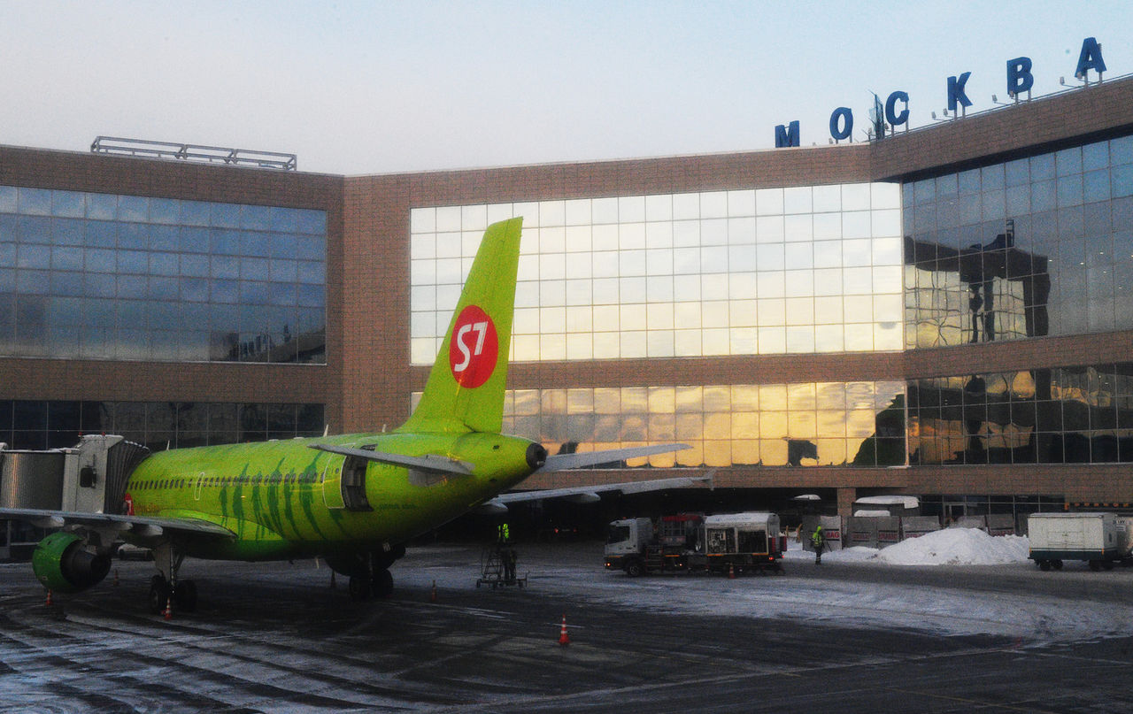 Самолет авиакомпании S7 airlines в аэропорту "Домодедово".