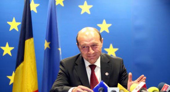 Traian Băsescu îi dă lecţii lui Klaus Iohannis.