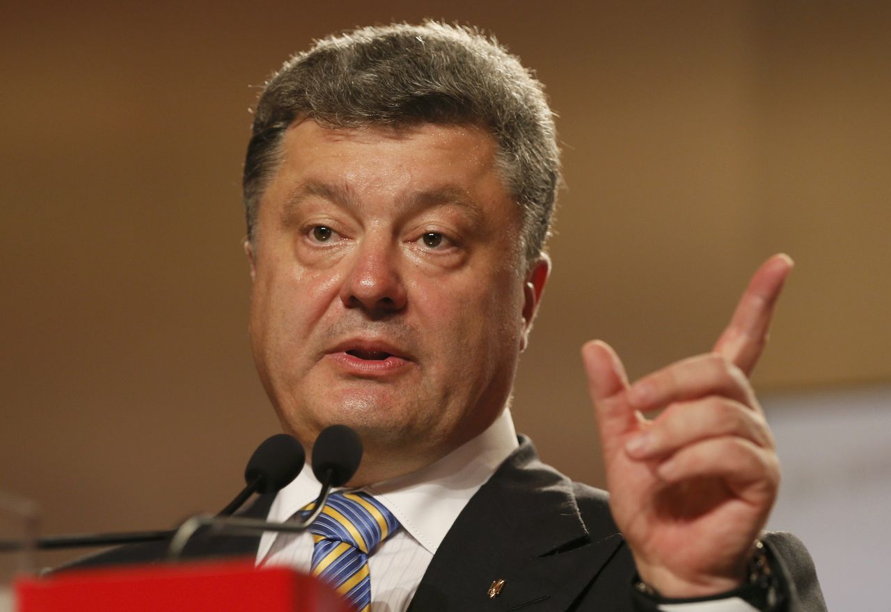 Параллельно с выполнением договоренностей Украина усиливает свои позиции, наращивает обороноспособность, — отметил Порошенко.