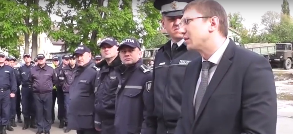 Majoritatea polițiștilor de patrulare, reținuți acum un an pentru luare de mită, continuă să activeze în sistem.