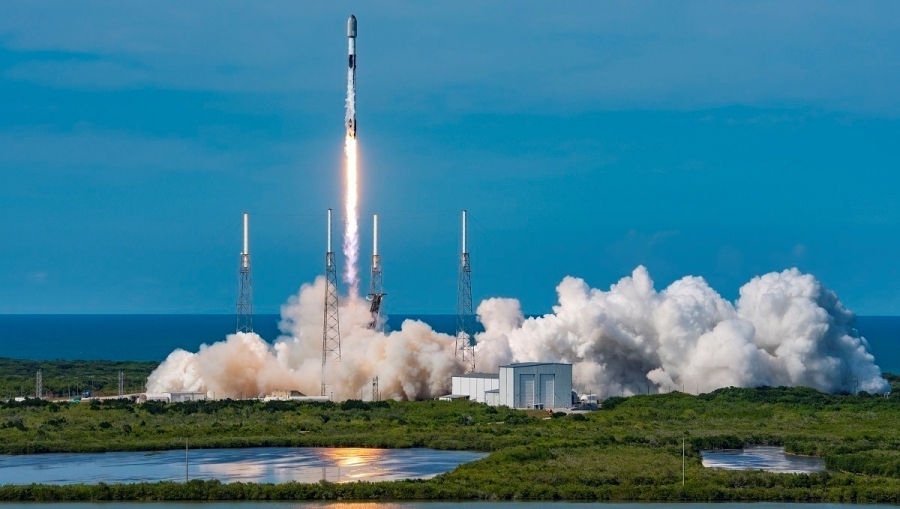 SpaceX вывела в космос еще 53 мини-спутника для интернет-сети Starlink.