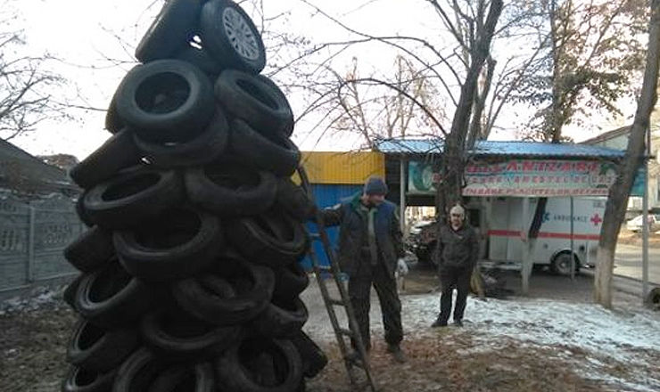 В столице заметили необычную новогоднюю елку.