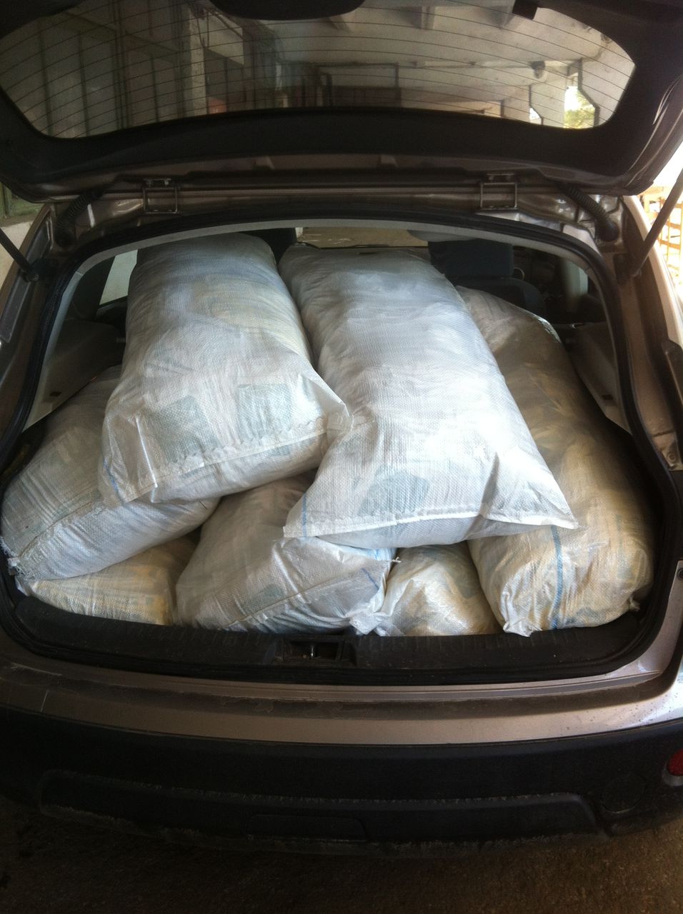 Mărfuri în valoare de 100 000 de lei şi fără acte, confiscate. Foto: customs.gov.md