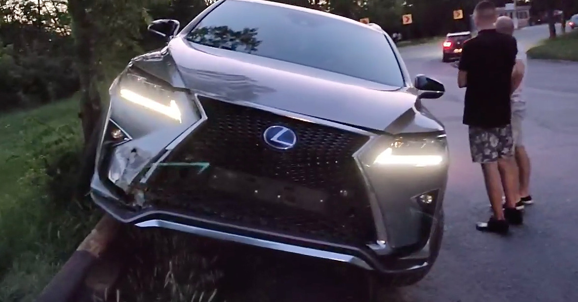В Кишиневе работник автомойки решил покататься и разбил чужой Lexus.