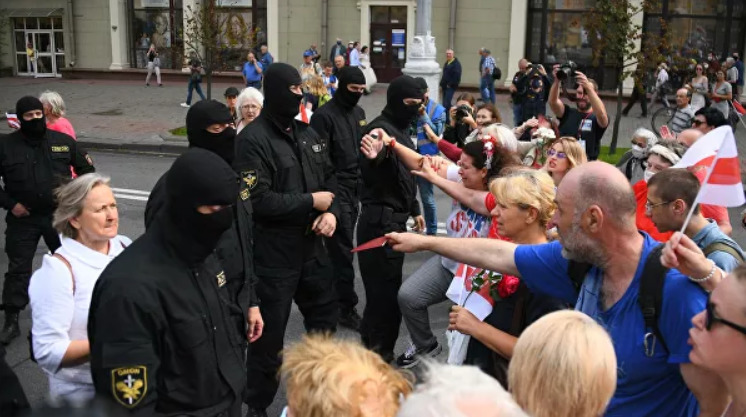Жёсткий разгон протестов после выборов связан со строительством протестующими баррикад.