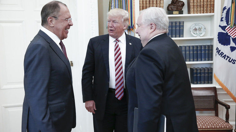 Reprezentanţii Casei Albe se arată nemulţumiţi după ce ruşii au publicat fotografii de la întâlnirea Trump-Lavrov-Kisliak. 