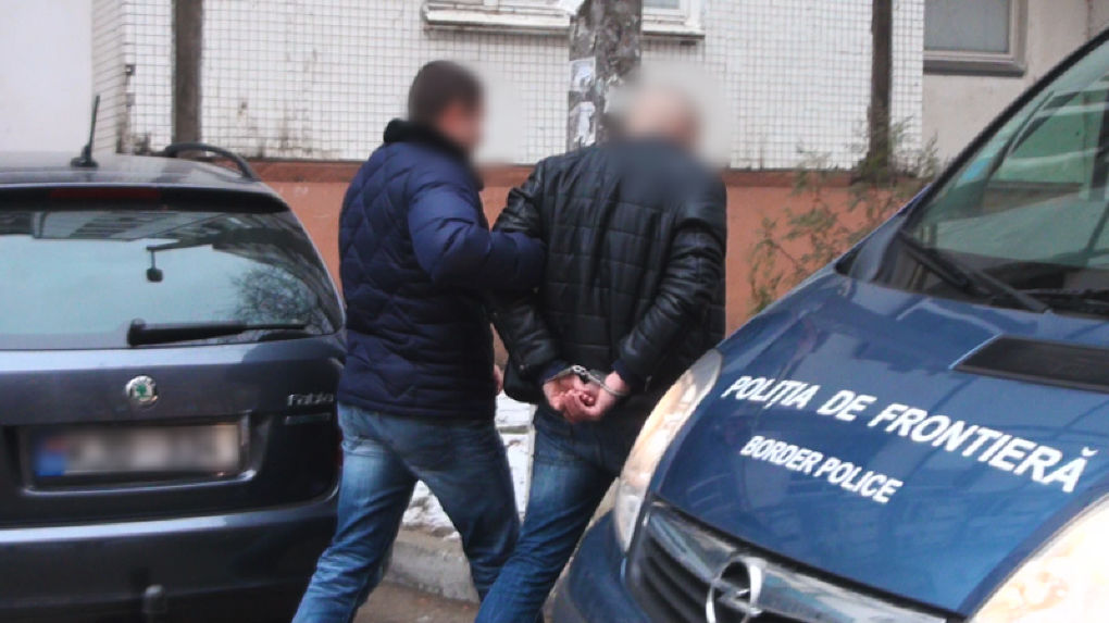 Studenți din capitală, implicați în escrocherii. Perfectau acte false pentru automobilele importate din UE. Foto: border.gov.md