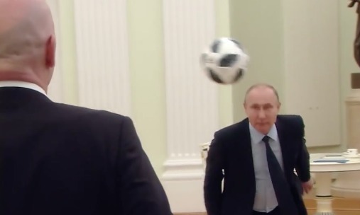 Владимир Путин и глава ФИФА Джанни Инфантино продемонстрировали навыки обращения с мячом в зеленой гостиной московского Кремля.