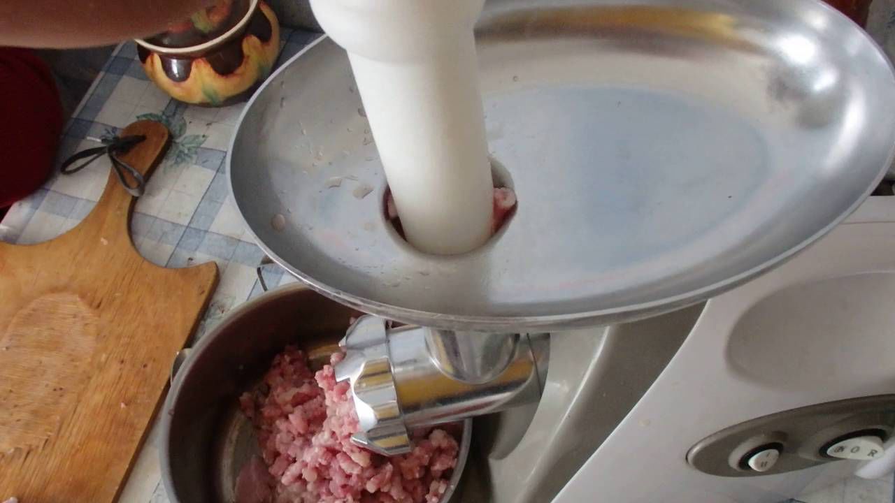 Жительница Буджака лишилась пальца во время работы с мясорубкой.