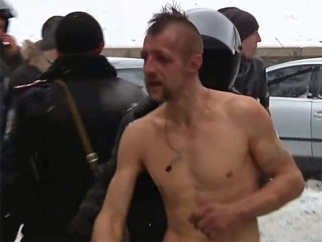 В выложенном в Интернете видеоролике видно, как люди в черной форме внутренних войск издеваются над мужчиной.