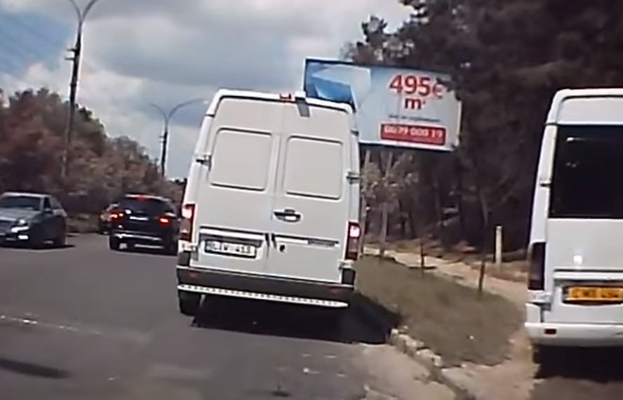 Водитель микроавстобуса выехал на не асфальтированный тротуар.