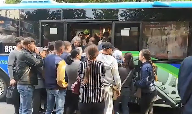 Поездки на общественном транспорте продолжают приносить жителям столицы массу проблем. 