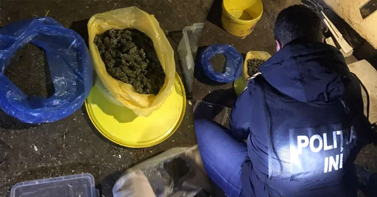 Полиция задержала двух мужчин при продаже наркотиков военнослужащим. Фото: Point.md.
