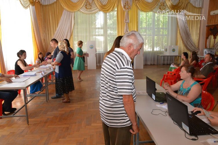 Не зайдя в кабинку, мужчина обошел урну и  попытался выйти с бюллетенем в кармане.