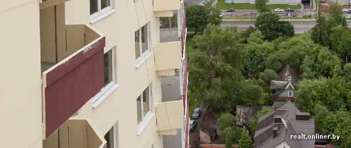 Мужчина решил показать друзьям, как умеет делать стойку на руках на подоконнике, но не удержался.   Фото: иллюстративное, realt.onliner.by.