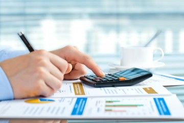 Физическим лицам кредиты предоставлялись по средней ставке 7,93%, а юридическим - 9,26%. 