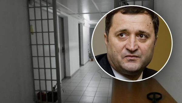 A fost publicat un material in care descrie conditiile de trai ale lui Vlad Filat din izolatorul CNA.