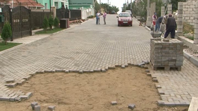 "S-au adăugat alte lucrări cu care noi nu am fost anunţaţi. Ei ne-au ameninţat recent, iar acum au scos pavajul", spune o femeie.