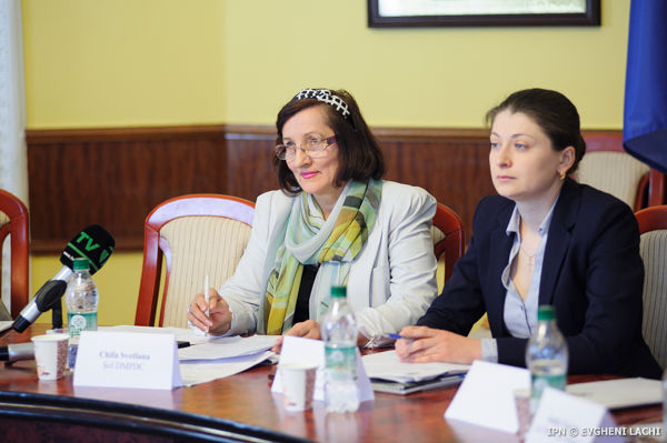 Pentru a adopta un copil, persoanele trebuie să se adreseze la structurile teritoriale pentru  protecţia drepturilor copilului, unde urmează să depună o cerere şi să prezinte un set de acte.