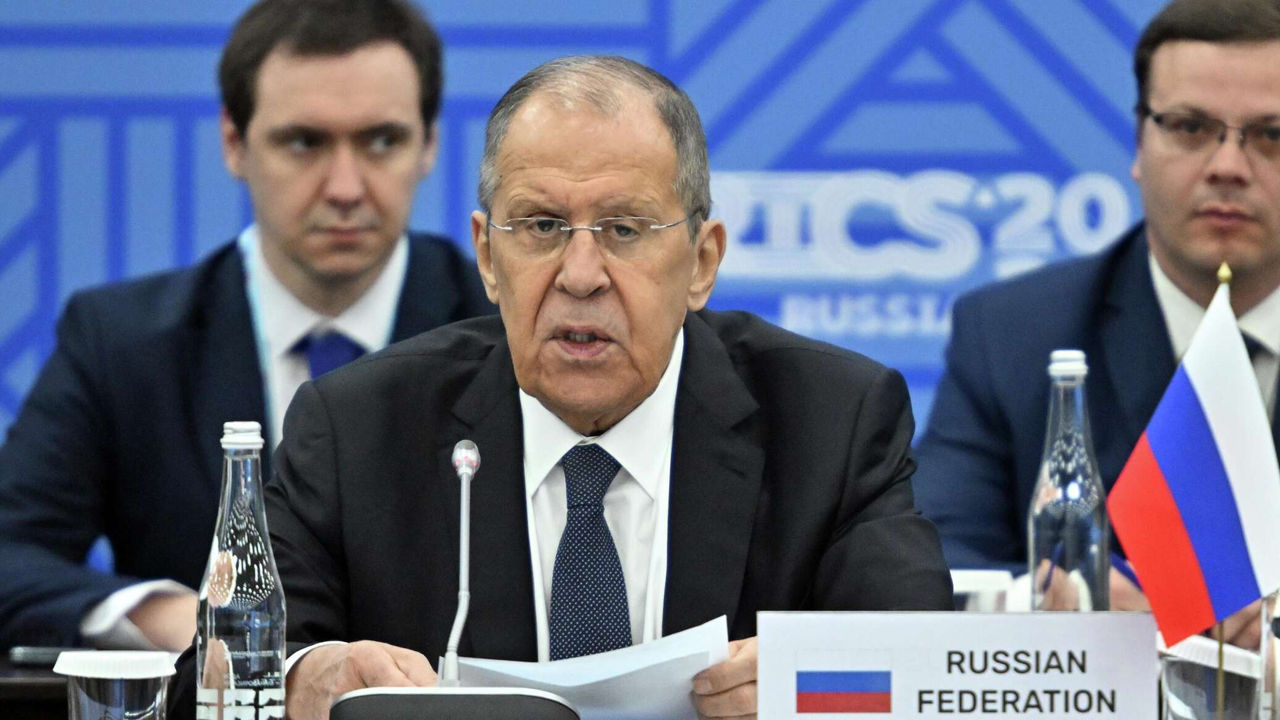 Лавров: Украинский режим нужно вернуть в правовое поле для начала переговоров.