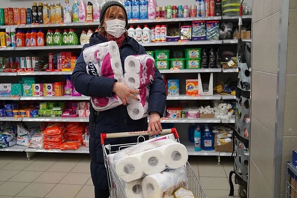 Жители Минска скупают крупы, макароны, соль и туалетную бумагу.