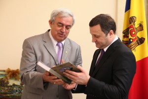 Asta, după ce mai întâi a fost rector interimar, numită de chiar soţul Gheorghe, iar apoi în urma unui concurs la care a fost unicul candidat.