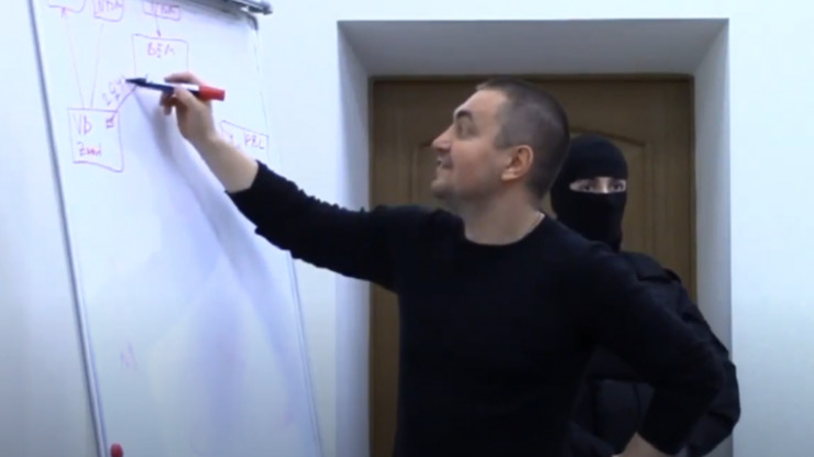 Платон дал показания в суде с интерактивной доской и схемами.
