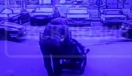 На кадрах видно, как он вместе с другими соседями с засыпанного осколками асфальта дает советы рабочим.