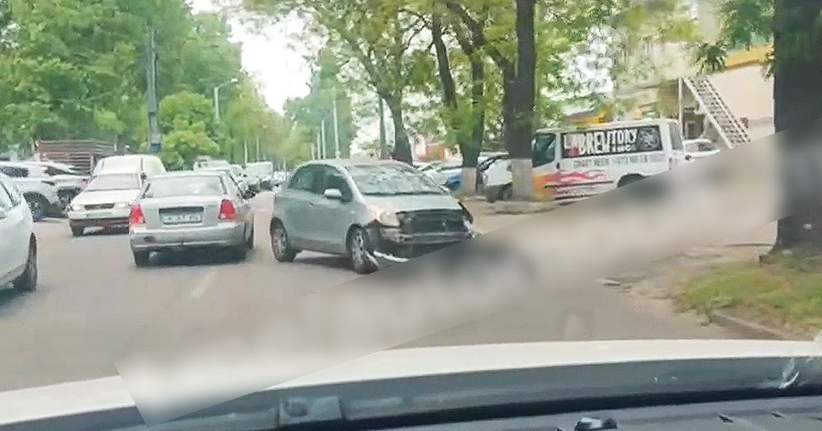 В Кишиневе произошло ДТП: столкнулись мотоцикл и автомобиль.
