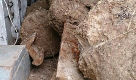Piloni de metal din parapetul de protecţie de pe marginea traseului demontaţi de trei bărbaţi. Foto: jurnal.md