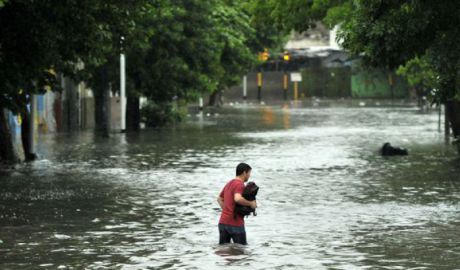 O persoană şi-a pierdut viaţa, una a fost dată dispărută şi mii de localnici au fost evacuaţi. Foto: realitatea.net