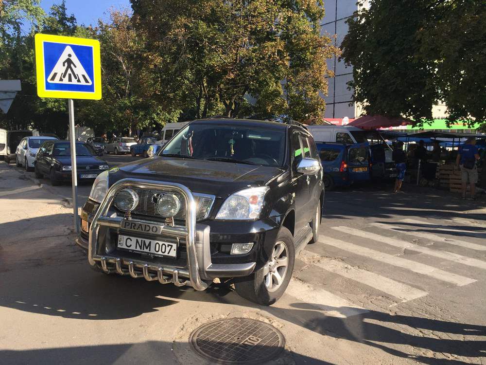 Zeci de oameni, indignaţi de fapta unui şofer. Foto: publika.md