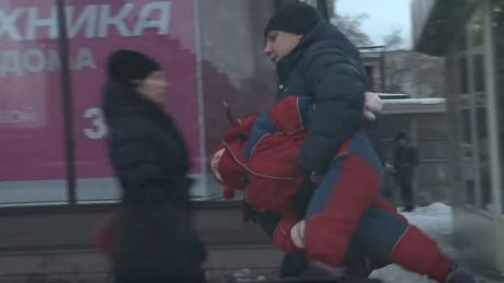 Из 10 свидетелей «похищения» только две женщины средних лет попытались остановить человека.