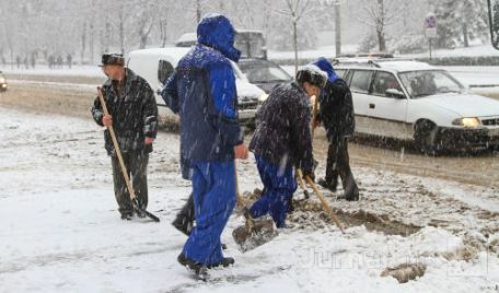 Cel puţin 180 de muncitori şi 87 de autospeciale au efectuat lucrări de deszăpezire şi combatere a poleiului în raioanele de sud şi centru ale ţării.