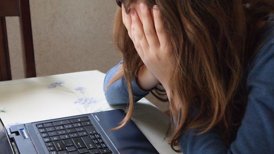 80 la suta dintre adolescenți au fost hărțuiți pe internet.
