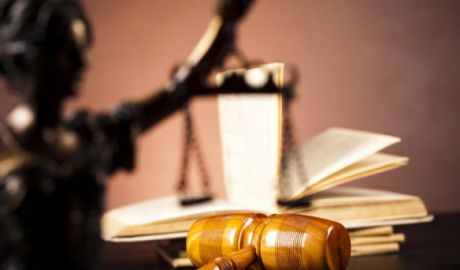 Patru indivizi deferiţi justiţiei pentru că au omorât intenţionat un consătean. Foto: romanialibera.ro