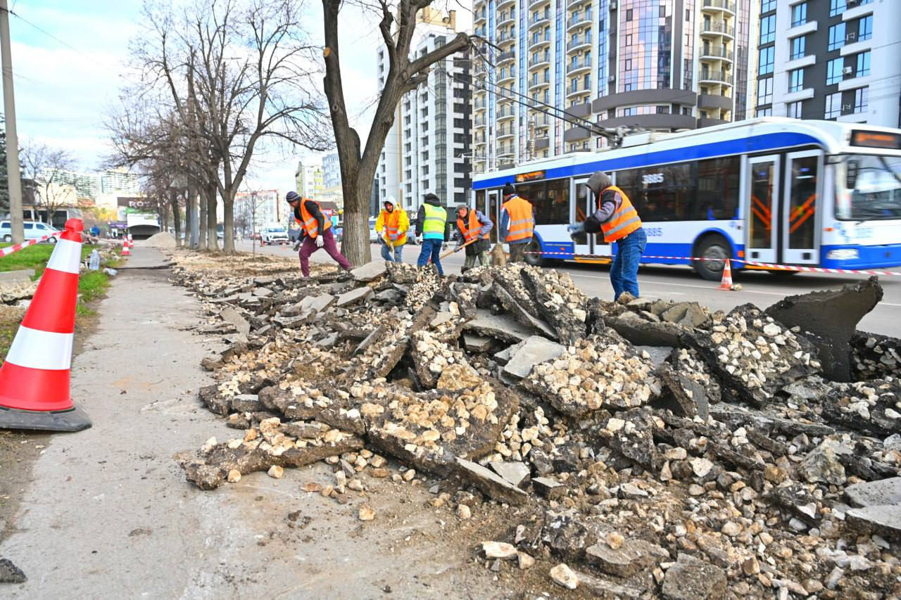 На столичном бульваре Ренаштерий начался ремонт тротуара.