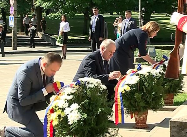 Politicienii au facut astazi coada la monumentul lui Stefan cel Mare, de la a carui moarte se implinesc 511 ani. Foto: protv.md
