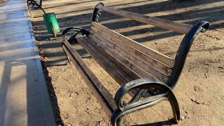 Очередной случай вандализма в столице: неизвестные разворотили новую лавочку.