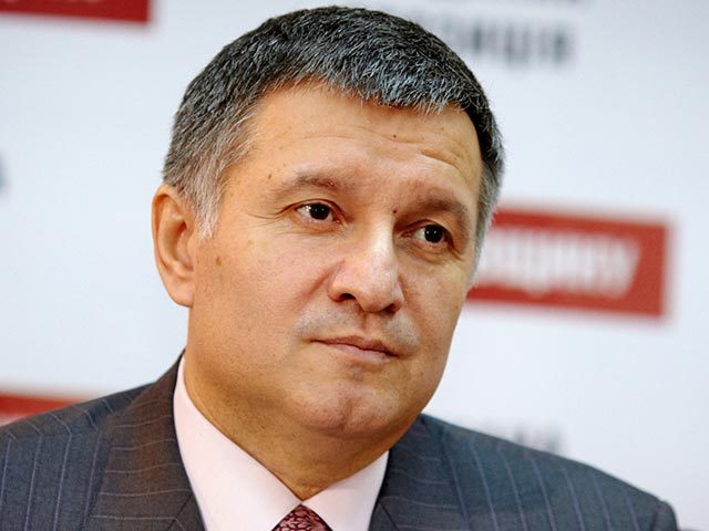 Аваков на своей странице в Facebook заявил, что "никакой приостановки АТО в связи с угрозой вторжения вооруженных войск России, как поспешили заявить многие СМИ - нет".