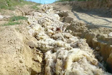 В Хынчештском районе шерстью "залатали" разбитую дорогу.