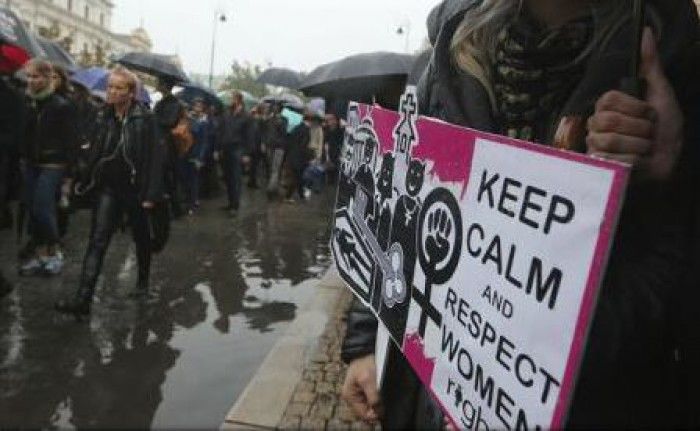 Polițiști răniți și arestări în urma protestelor din Polonia împotriva avortului. Foto: AP