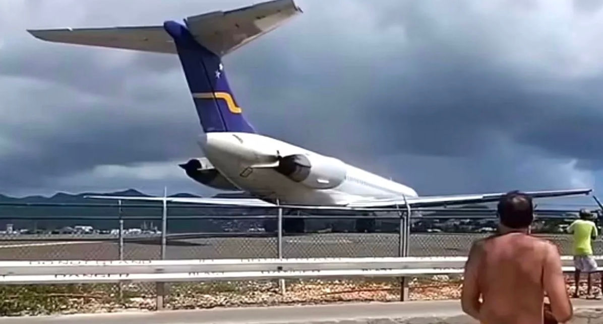 Selfie-uri la limită: Turiștii unei plaje din Caraibe se bagă sub avioanele care decolează pentru a poza.