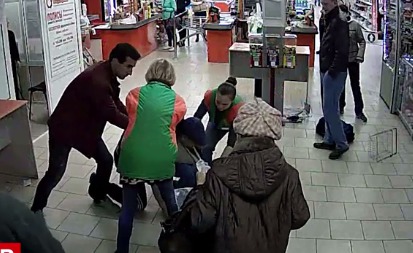 Молодой человек накинулся на женщину с кулаками, но она дала отпор преступнику.