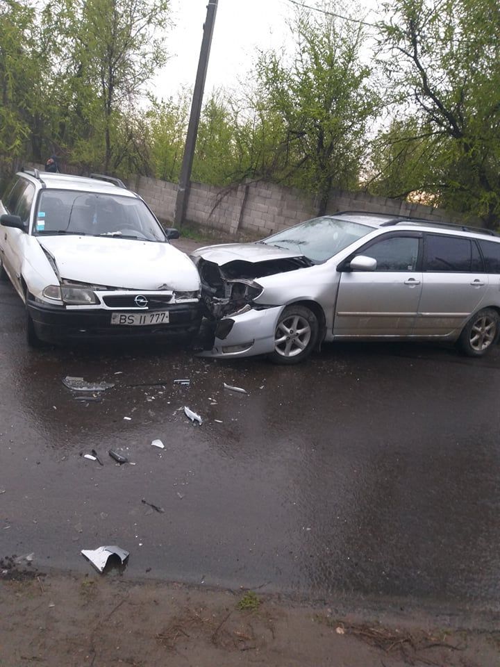 На столичном перекрестке столкнулись два легковых автомобиля.