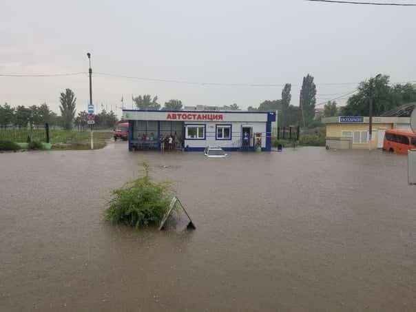 Очевидцы сделали фото в центре городе возле «Зеленого рынка» и автостанции.