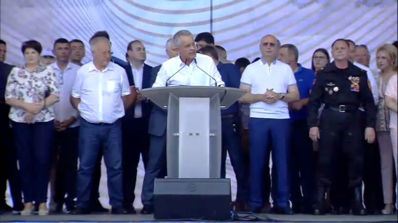 Митинг ДПМ на центральной площади.