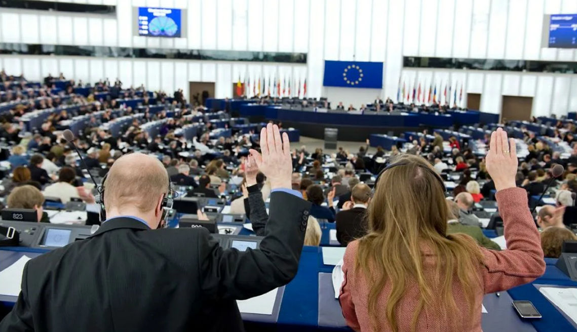 В Европарламенте собрали подписи под петицией о лишении Венгрии голоса в Совете ЕС.