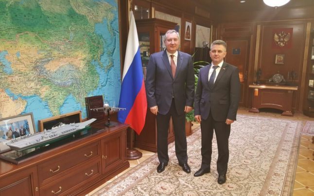 Vicepremierul rus, Dmitri Rogozin l-a felicitat pe Vadim Krasnoselskii ca pe un adevărat şef de stat. Foto: Dmitri Rogozin via Facebook 