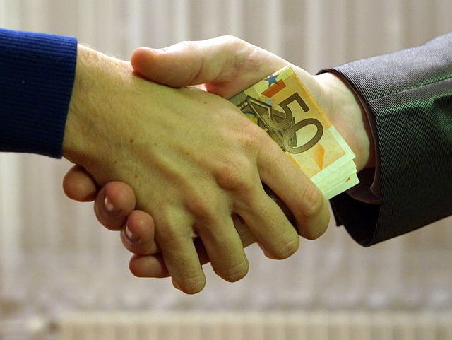 Если подозреваемого признают виновным, ему грозит до 6 лет лишения свободы или до 200 000 леев штрафа.